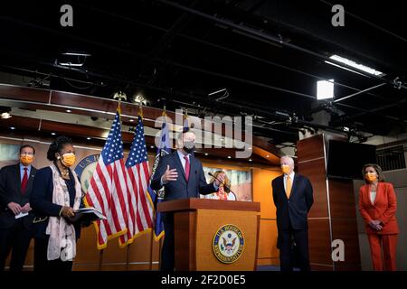 Senator der Vereinigten Staaten Chris Murphy (Demokrat von Connecticut), der sich dem Senator der Vereinigten Staaten Richard Blumenthal (Demokrat von Connecticut) anschließt, links, US-Repräsentantin Sheila Jackson-Lee links,(Demokrat von Texas), zweiter von links, US-Repräsentant Mike Thompson (Demokrat von Kalifornien), zweiter von rechts, Und Sprecherin des Repräsentantenhauses der Vereinigten Staaten, Nancy Pelosi (Demokrat von Kalifornien), rechts, für eine Pressekonferenz über die Verabschiedung der Gesetzgebung zur Verhinderung von Waffengewalt im US-Kapitol in Washington, DC, Donnerstag, 11. März 2021. Kredit: Rod Stockfoto