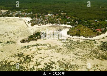 Küste in Sansibar, Tansania, mit den Algenfarmen, Landschaft mit den lokalen Seegras bei Ebbe und Flut, Untiefen auf dem tropischen afrika Stockfoto