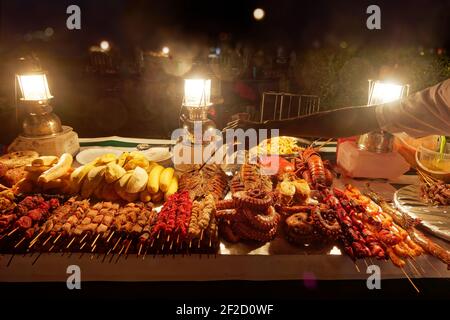 Stonetown (Tansania, Sansibar Archipel) am Abend und in der Nacht. Straßen und Hafen in der alten Steinstadt Sansibar City, historische Kolonialbau Stockfoto