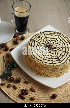 Esterhazy Kuchen, mit Kaffee und Nüssen. Vertikal Stockfoto