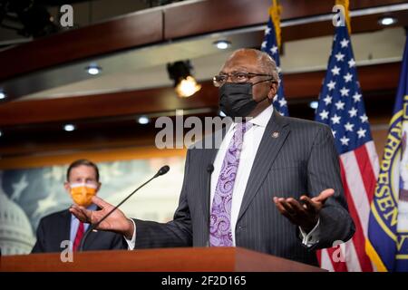 James Clyburn (Demokrat von South Carolina), Mehrheitsgewehr des US-Repräsentantenhauses, hält am Donnerstag, den 11. März 2021, im US-Kapitol in Washington, DC, Bemerkungen über die Verabschiedung von Gesetzen zur Verhinderung von Waffengewalt. Kredit: Rod Lampey/CNP /MediaPunch Stockfoto