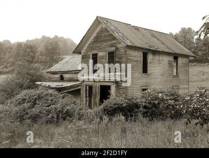 Dies ist ein verlassenes ländliches Gehöft in der Nähe von Lemon, Pennsylvania, USA im Jahr 1985 Stockfoto