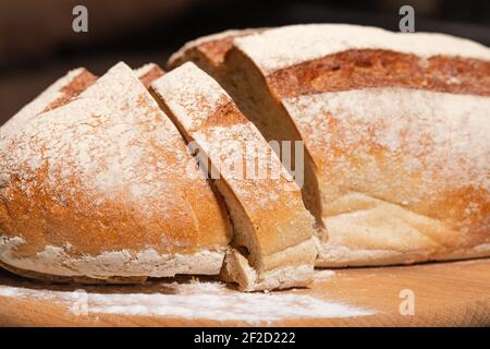 Nahaufnahme von traditionellem Brot. Hausgemachtes Backkonzept. Stockfoto