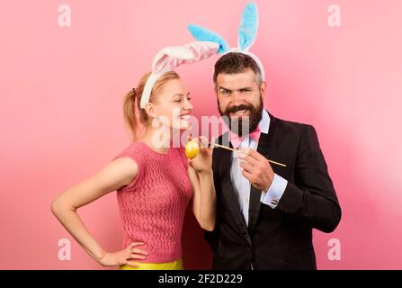 Familie Feiern Sie Ostern Tag. Glückliches Paar, das Eier malte. Eier dekorieren. Stockfoto