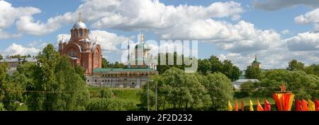 Panoramablick auf Pokrowski Kloster Kathedrale am Pascha-Ufer vom Hang des öffentlichen Gartens auf der westlichen Seite der Gortschakow-Straße in Khotkowo, M Stockfoto