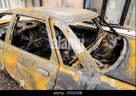 Verbranntes Auto nach Nahaufnahme eines Feuerunfalls Stockfoto