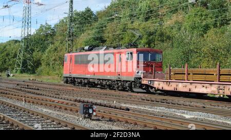 Eine schwere Güterzuglokomotive der Baureihe 155 mit Güterwagen, betrieben von der Deutschen Bahn GmbH, Köln Gremberg, Deutschland, Europa. Stockfoto