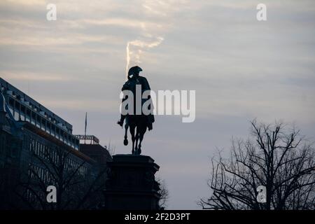 Pferdestatue Sonnenuntergangslandschaft auf unter den Linden in Mitte Berlin Stockfoto