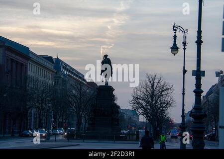 Pferdestatue Sonnenuntergangslandschaft auf unter den Linden in Mitte Berlin Stockfoto