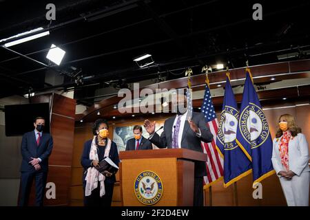 Der Mehrheitsfrager des US-Repräsentantenhauses James Clyburn (Demokrat von South Carolina) hält sich an den Senator der Vereinigten Staaten Chris Murphy (Demokrat von Connecticut), links, die Vertreterin der Vereinigten Staaten Sheila Jackson-Lee links (Demokrat von Texas), den zweiten von links, den Senator der Vereinigten Staaten Richard Blumenthal (Demokrat von Connecticut), den dritten von links, Und die Vertreterin der Vereinigten Staaten, Lucy McBath (Demokratin von Georgien), rechts, für eine Pressekonferenz über die Verabschiedung der Gesetzgebung zur Verhinderung von Waffengewalt im US-Kapitol in Washington, DC, Donnerstag, den 11. März 2021. Kredit: Rod Lamkey/CNP /MediaPun Stockfoto