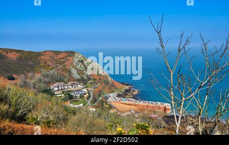 Bild von Bonne Nuit Hafen bei Ebbe im Winter mit blauem Himmel und Landzunge. Jersey, Kanalinseln Stockfoto