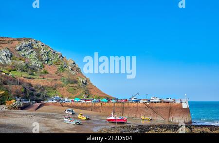 Bild von Bonne Nuit Hafen bei Ebbe im Winter mit blauem Himmel. Jersey, Kanalinseln Stockfoto