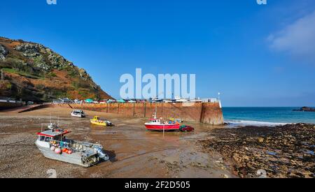 Bild von Bonne Nuit Hafen bei Ebbe im Winter mit blauem Himmel. Jersey, Kanalinseln Stockfoto