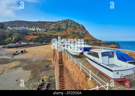 Bild von Bonne Nuit Hafen bei Ebbe im Winter mit blauem Himmel. Jersey, Kanalinseln Stockfoto