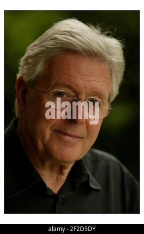 Michael Aspel zu Hause in West London.pic David Sandison 30/4/2004 Stockfoto