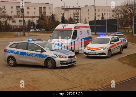 Krakau, Polen - 03,11.2021: Unfall mit Straßenbahnen und Personenwagen - Polizei, medizinische und Verkehrspolizei Autos. Der Ort des Zwischenfalls in Krakau Stockfoto