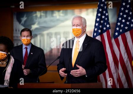 Der Vertreter der Vereinigten Staaten, Mike Thompson (Demokrat von Kalifornien), hält am Donnerstag, den 11. März 2021, im US-Kapitol in Washington, DC, eine Rede während einer Pressekonferenz über die Verabschiedung der Gesetze zur Verhinderung von Waffengewalt. Kredit: Rod Lampey/CNP /MediaPunch Stockfoto