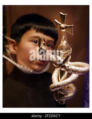 Silber und die Kirche... Schätze aus London Kirchen in der Goldsmiths Hall, London. Montag 19. April bis Samstag 15. Mai. Max James ein Choirister aus St. Pauls Cathedral inspiziert einen Mitarbeiter aus Silber und Bergkristall.pic David Sandison 19/4/2004 Stockfoto