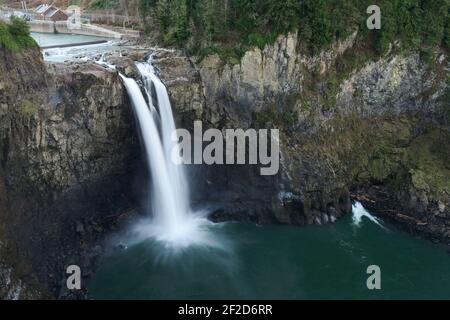 Snoqualmie fällt in West-Washington in Langzeitbelichtung schaffen seidig Wasser mit einem geringen Durchfluss über den Wasserfall Stockfoto