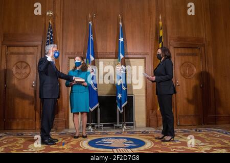 Washington, Usa. März 2021, 11th. Die Vizepräsidentin der Vereinigten Staaten, Kamala Harris, schwört in Merrick Garland als Generalstaatsanwältin am Justizministerium in Washington, USA, 11. März 2021. Ken Cedeno/Consolidated News Fotos Credit: SIPA USA/Alamy Live News Stockfoto