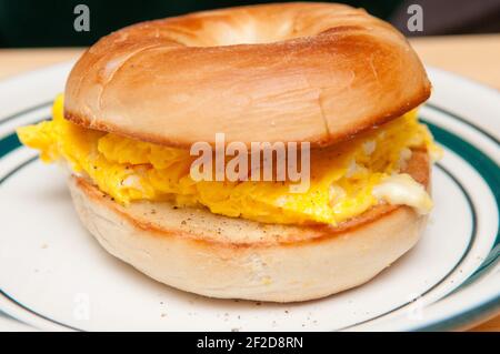 Ein köstliches Bagel-Sandwich mit Käse und Rührei zubereitet Zum Frühstück Stockfoto