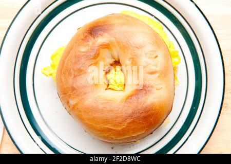 Ein Blick von oben auf ein Bagel-Sandwich mit Käse und Rühreier Stockfoto