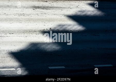 Schatten von Balkonen auf einem Mehrfamilienhaus in der Ninth Avenue im Chelsea-Viertel von New York am Samstag, 20. Februar 2021. (© Richard B. Levine) Stockfoto