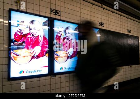 Werbung für Google Pay in der U-Bahn in New York am Freitag, 26. Februar 2021. (© Richard B. Levine) Stockfoto