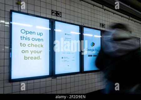 Werbung für Google Pay in der U-Bahn in New York am Freitag, 26. Februar 2021. (© Richard B. Levine) Stockfoto