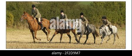 Die Worsley Familie Graham, Georgie und die Kinder Hector und Tabitha nehmen an der Old Surrey Berstow und Kent Jagd Teil, in der Nähe von Blindley HeathPHOTOGRAPH VON DAVID SANDISON 15/9/2004 Stockfoto