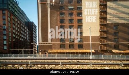 Self-Storage-Einheit in Long Island City in Western Queens in New York von den Sunnyside Yards am Donnerstag, 25. Februar 2021 gesehen. (© Richard B. Levine) Stockfoto