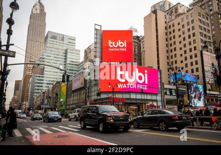 Werbung für die kostenlose Werbung Tubi unterstützt Streaming-Entertainment-Service in Herald Square in New York am Samstag, 27. Februar 2021.im Besitz der Fox Corp. Tubi wurde von ihnen im Jahr 2020 für $440 Millionen gekauft. (© Richard B. Levine) Stockfoto