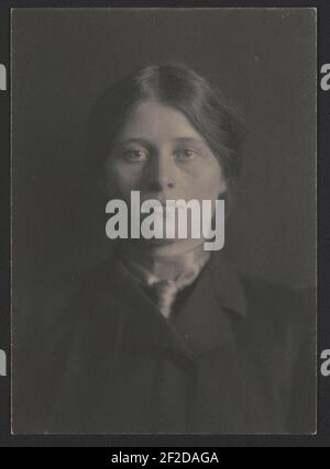 Porträt einer unbekannten Frau, nach vorne, tragen dunkle Kleidung und Schal Stockfoto