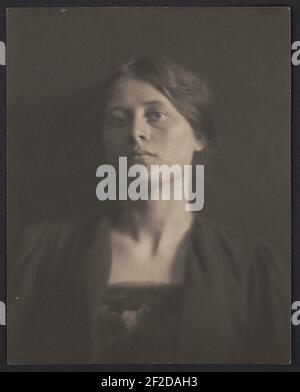 Porträt einer unbekannten Frau, nach vorne, tragen dunkle Kleidung, Karree-ausschnitt Stockfoto