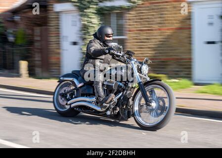 Harley Davidson Screamin Eagle Motorrad Fahrer, Reiten durch Stambridge Dorf, Essex, Großbritannien. Durch die Ecke gelehnt. Kurvenfahrt Stockfoto