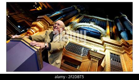 Martn Neary wird die ersten Noten der 2004 BBC Proms auf der neu restaurierten 150 Tonnen schweren Royal Albert Hall Orgel spielen.Bild David Sandison 15/6/2004 Stockfoto