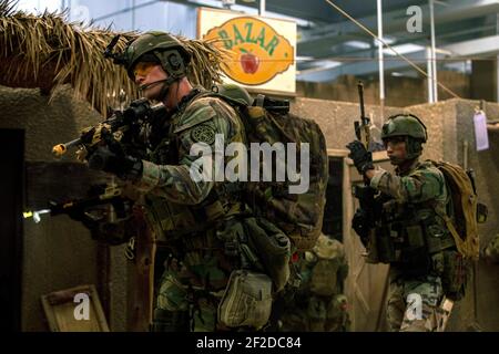 Jacksonville, Usa. März 2021, 10th. Holländische Marines mit 32nd Raiding Squadron simulieren ein Kampfszenario in einem Infanterie-Immersionstrainer während der Übung Caribbean Urban Warrior im Camp Lejeune 10. März 2021 in Jacksonville, North Carolina. Quelle: Planetpix/Alamy Live News Stockfoto