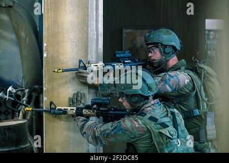 Jacksonville, Usa. März 2021, 10th. Holländische Marines mit 32nd Raiding Squadron simulieren ein Kampfszenario in einem Infanterie-Immersionstrainer während der Übung Caribbean Urban Warrior im Camp Lejeune 10. März 2021 in Jacksonville, North Carolina. Quelle: Planetpix/Alamy Live News Stockfoto