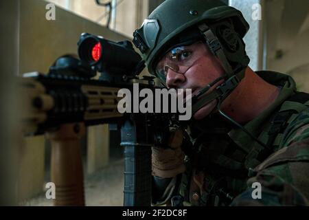 Jacksonville, Usa. März 2021, 10th. Holländische Marines mit 32nd Raiding Squadron simulieren ein Kampfszenario in einem Infanterie-Immersionstrainer während der Übung Caribbean Urban Warrior im Camp Lejeune 10. März 2021 in Jacksonville, North Carolina. Quelle: Planetpix/Alamy Live News Stockfoto