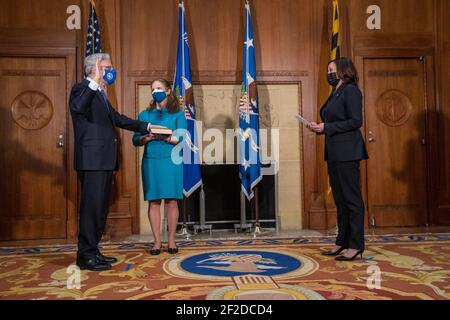 Washington, Usa. März 2021, 11th. Die Vizepräsidentin der Vereinigten Staaten, Kamala Harris, schwört in Merrick Garland als Generalstaatsanwältin des Justizministeriums in Washington, USA, 11. März 2021. Foto von Ken Cedeno/UPI Kredit: UPI/Alamy Live Nachrichten Stockfoto