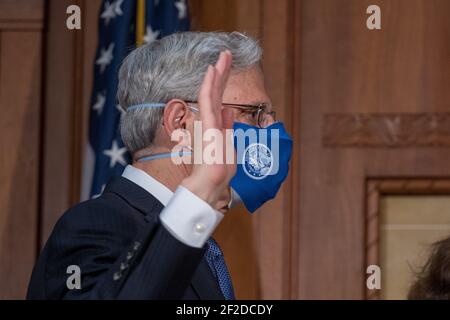 Washington, Usa. März 2021, 11th. Die Vizepräsidentin der Vereinigten Staaten, Kamala Harris, schwört in Merrick Garland als Generalstaatsanwältin des Justizministeriums in Washington, USA, 11. März 2021. Foto von Ken Cedeno/UPI Kredit: UPI/Alamy Live Nachrichten Stockfoto