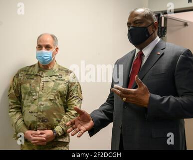 Washington, Vereinigte Staaten Von Amerika. März 2021, 10th. US-Verteidigungsminister Lloyd J. Austin III, rechts, und COO für Impfstoffe der COVID-19, General Gustave F. Perna, diskutieren im Federal Vaccine Operations Center im Hubert H. Humphrey Building am 10. März 2021 in Washington, DC, das operative Update der Impfstoffherstellung. Quelle: Planetpix/Alamy Live News Stockfoto