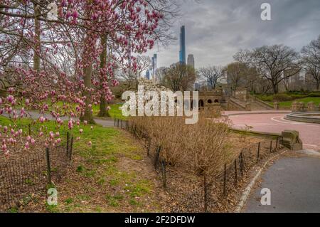 Bethesda Terrasse und Springbrunnen sind zwei architektonische Merkmale mit Blick auf den See in New Yorks Central Park. Stockfoto