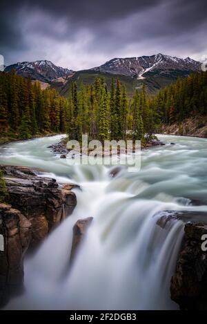 Sunwapta Falls an einem bewölkten frühen Sommernachmittag im Jasper National Park. Stockfoto