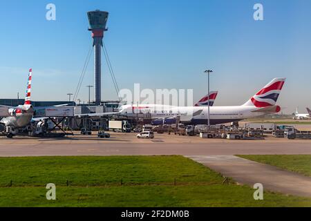 Großbritannien, London, April 2018 - nostalgisches Bild einer Boeing 747 von British Airways, die am Flughafen Heathrow neben dem Tower geparkt ist. Stockfoto