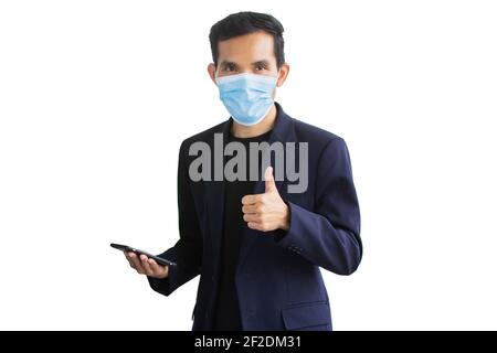 Asian Mann tragen Maske schützen Coronavirus covid19 und dann Mann Verwenden Sie ein Smartphone auf weißem Hintergrund Stockfoto