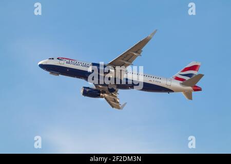 London, Heathrow Airport, Juni 2020 - British Airways, Airbus A320 in einen blauen Himmel abheben. Aufgenommen von unten. Bild Abdul Quraishi. Stockfoto