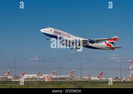 London, Heathrow Airport - August 2019, British Airways, Boeing 747 Start und Flug an geparkten British Airways-Flugzeugen vorbei. Bild Abdul Quraishi Stockfoto