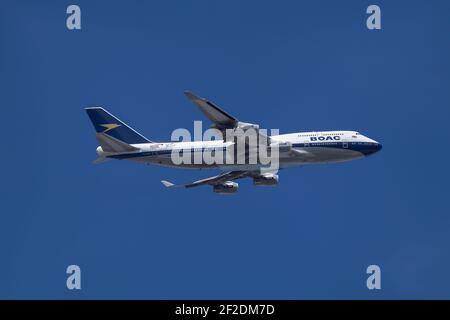 London, Heathrow Airport - 28. Dezember 2019: British Airways, Retro Boeing 747 in der BOAC-Lackierung in einen klaren blauen Himmel abheben. Bild Abdul Qurai Stockfoto