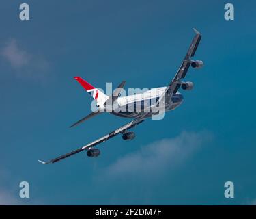 London, Heathrow Airport - Februar 2020: British Airways, Retro Negus Lackierung Boeing 747 beim Start von LHR Runway 27R. Diese Lackierung wurde 197 verwendet Stockfoto